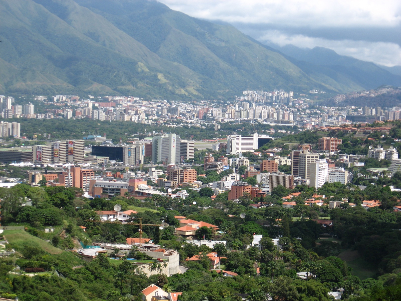 Vista del valle de Caracas con el Ávila al fondo